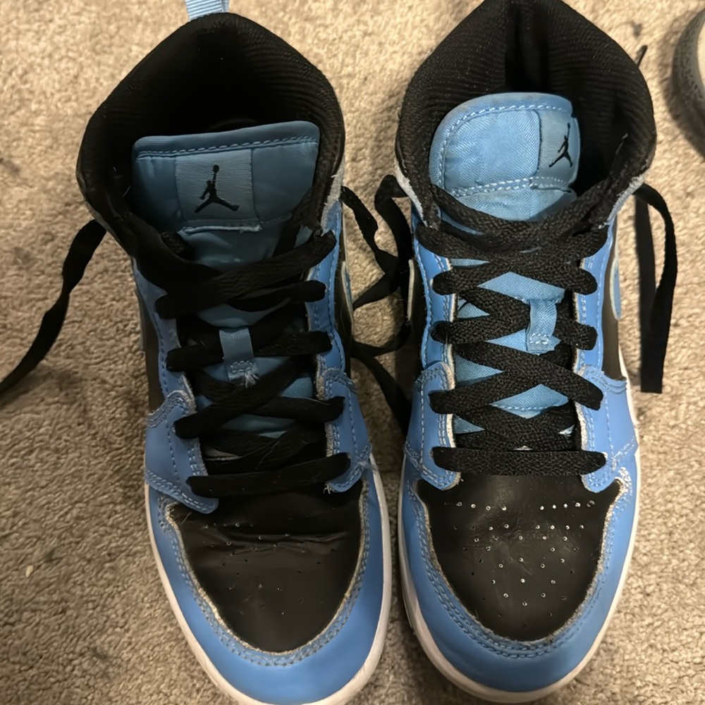 Boys black and blue Jordan’s